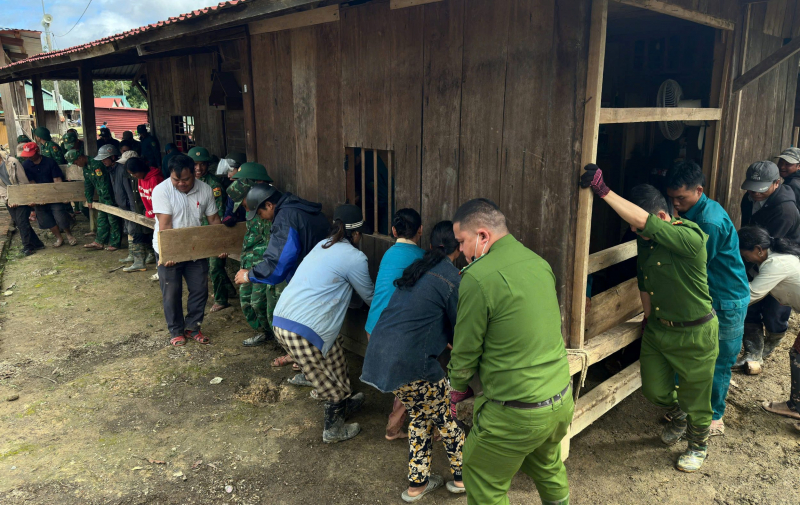 Công an xã biên giới hóa “thần đèn” tham gia di dời nhà dân ở vùng nguy cơ sạt lở -0