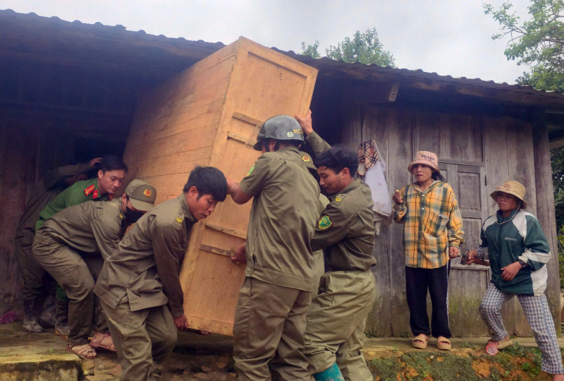 Công an xã biên giới hóa “thần đèn” tham gia di dời nhà dân ở vùng nguy cơ sạt lở -0