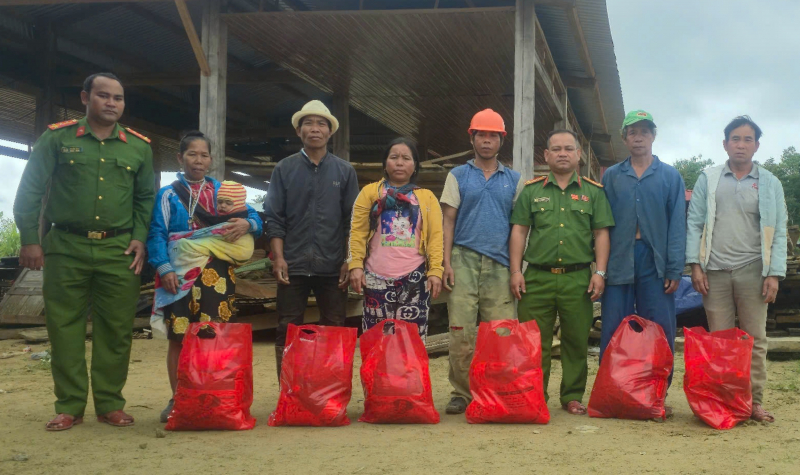 Công an xã biên giới hóa “thần đèn” tham gia di dời nhà dân ở vùng nguy cơ sạt lở -0