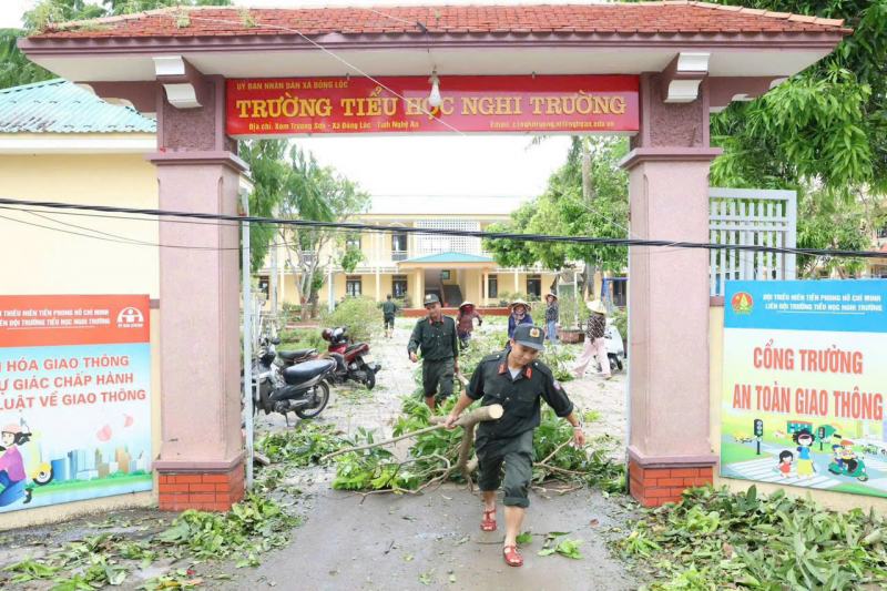 Lực lượng Cảnh sát cơ động sát cánh cùng nhân dân khắc phục hậu quả bão số 10 -0