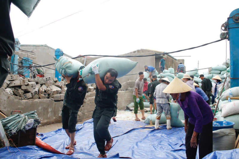 Lực lượng Cảnh sát cơ động sát cánh cùng nhân dân khắc phục hậu quả bão số 10 -0