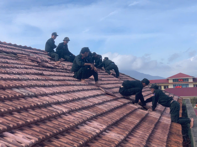 Lực lượng Cảnh sát cơ động sát cánh cùng nhân dân khắc phục hậu quả bão số 10 -0