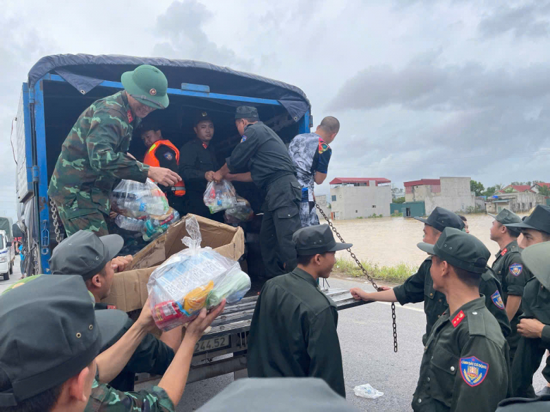 Lực lượng Cảnh sát cơ động sát cánh cùng nhân dân khắc phục hậu quả bão số 10 -0