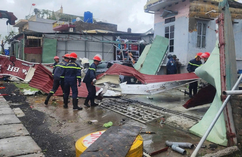 Vì sao lốc xoáy liên tiếp xuất hiện trong bão số 10 -0