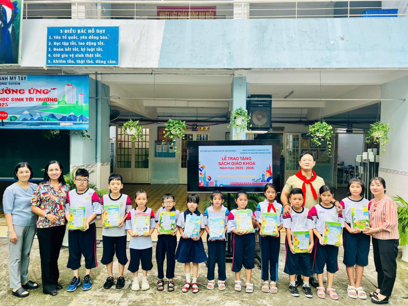 Spende von 50.000 Schulbuchsätzen in Ho-Chi-Minh-Stadt -0