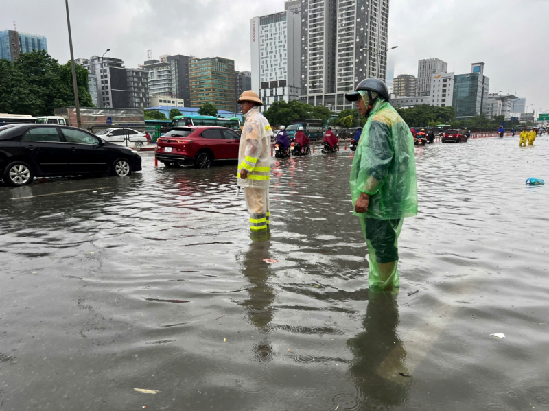 CSGT Thủ đô chủ động ứng phó, đảm bảo giao thông trong mưa bão -0