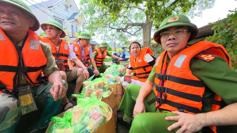 Công an Thanh Hoá tiếp tế thức ăn, nước uống cho người dân vùng lũ lụt -0