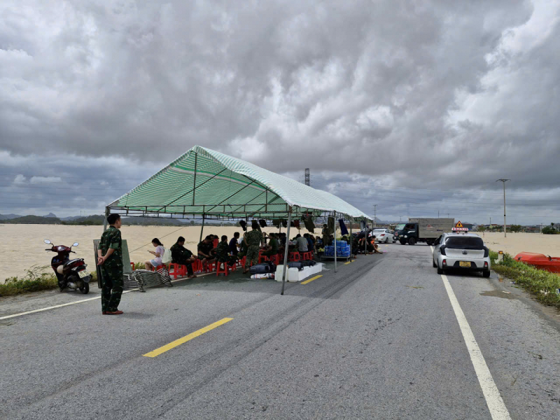 Công an Thanh Hoá tiếp tế thức ăn, nước uống cho người dân vùng lũ lụt -0