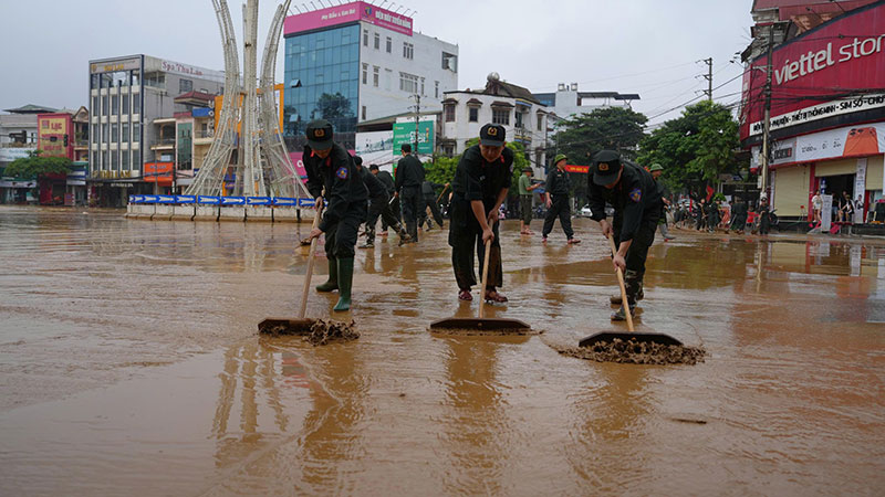 Công an tỉnh Lào Cai tích cực giúp người dân khắc phục hậu quả mưa lũ -0