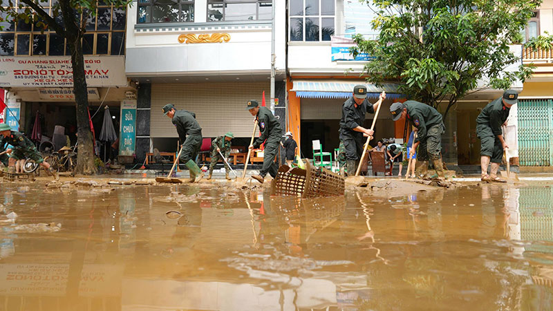 Công an tỉnh Lào Cai tích cực giúp người dân khắc phục hậu quả mưa lũ -1