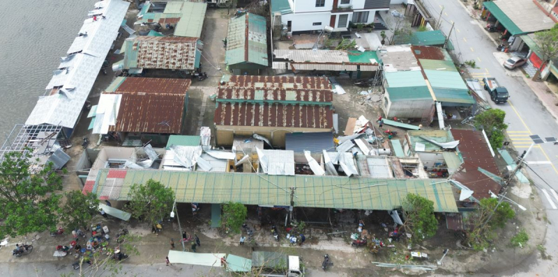 Cận cảnh khu chợ bị “vò nát” trong bão số 10 tại Hà Tĩnh -0