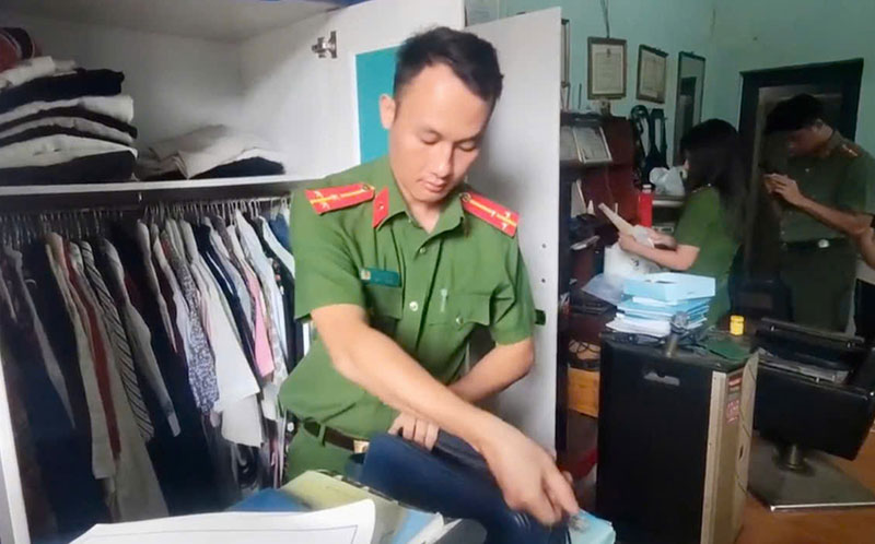 Khám xét nhà đối tượng liên quan hoạt động kêu gọi từ thiện không minh bạch -2