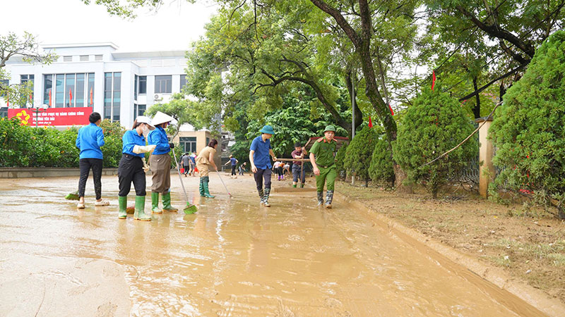 Công an tỉnh Lào Cai tích cực giúp người dân khắc phục hậu quả mưa lũ -2