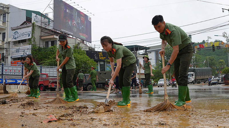 Công an tỉnh Lào Cai tích cực giúp người dân khắc phục hậu quả mưa lũ -3