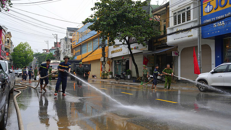 Công an tỉnh Lào Cai tích cực giúp người dân khắc phục hậu quả mưa lũ -4