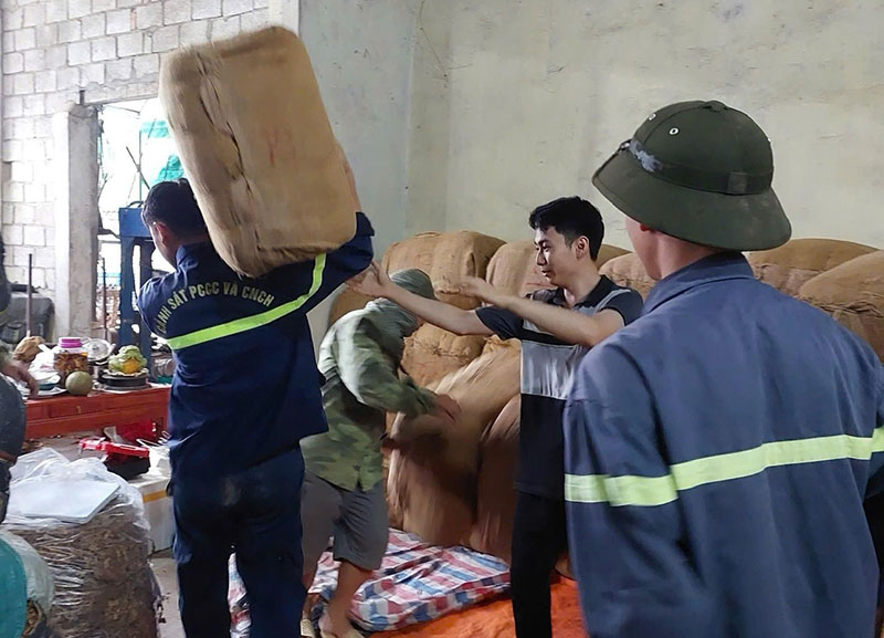 Công an Lạng Sơn cứu giúp nhân dân tại các địa bàn trọng điểm ngập lụt -0