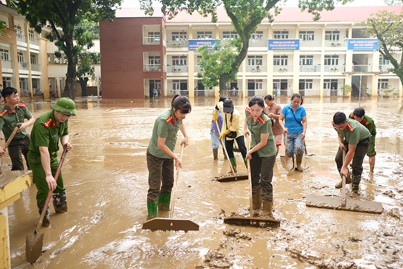 Công an tỉnh Lào Cai tích cực giúp người dân khắc phục hậu quả mưa lũ -0