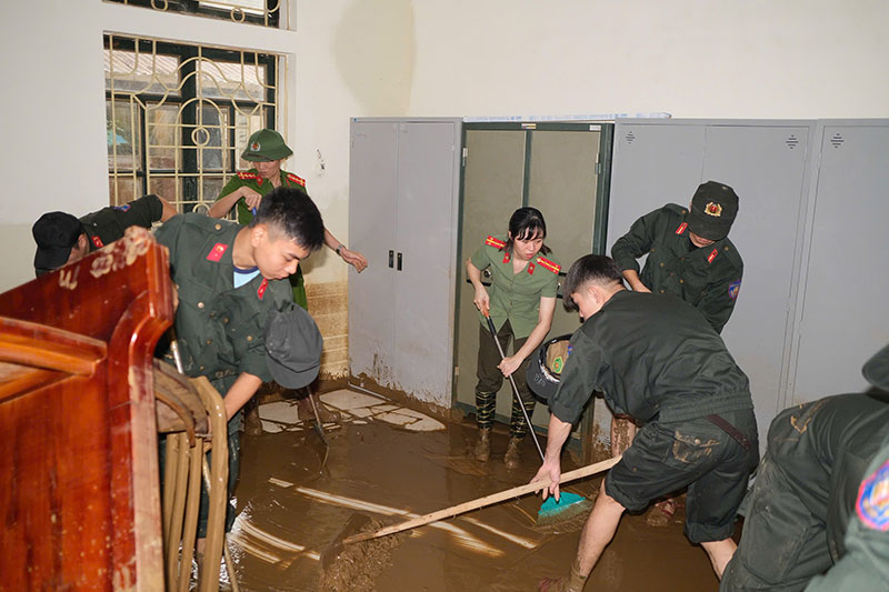 Công an tỉnh Lào Cai tích cực giúp người dân khắc phục hậu quả mưa lũ -1