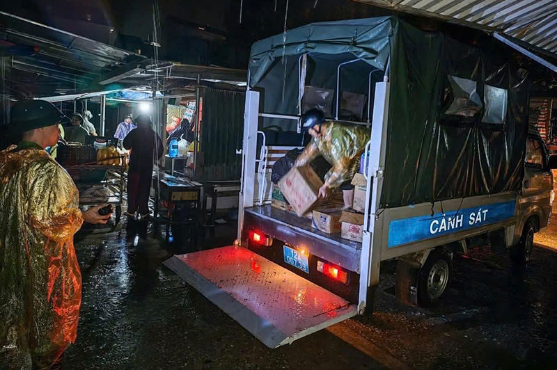 Công an Lạng Sơn cứu giúp nhân dân tại các địa bàn trọng điểm ngập lụt -1