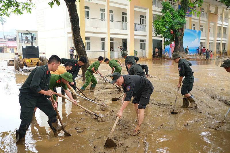 Công an tỉnh Lào Cai tích cực giúp người dân khắc phục hậu quả mưa lũ -3