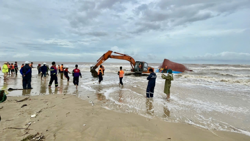 Đứng giữa miền đất chịu nhiều dông bão -0