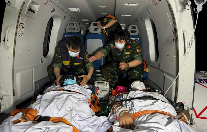 Helicopters flew overnight to Truong Sa to bring 3 seriously ill patients back to the mainland -0