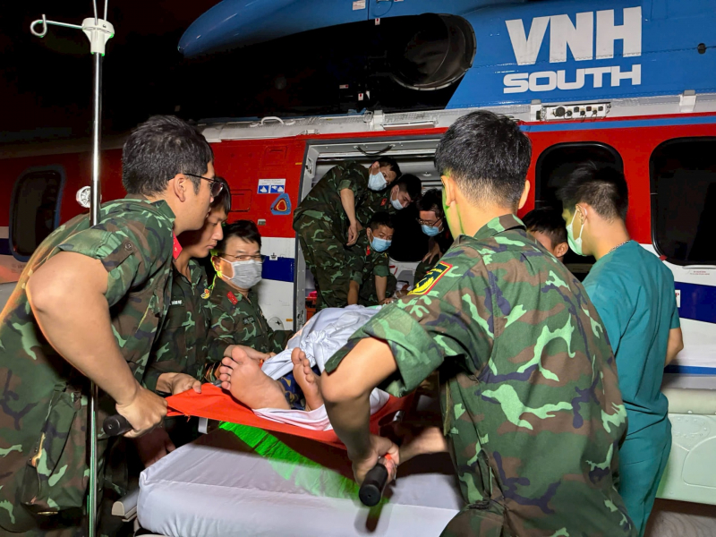 Helicopters flew overnight to Truong Sa to bring 3 seriously ill patients back to the mainland -0