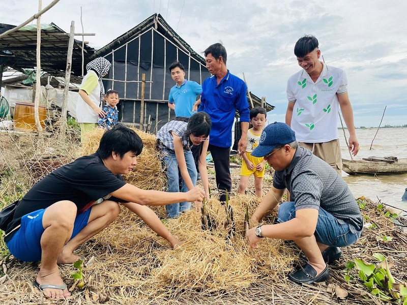 Mưu sinh mùa nước nổi gắn với du lịch sinh thái -0