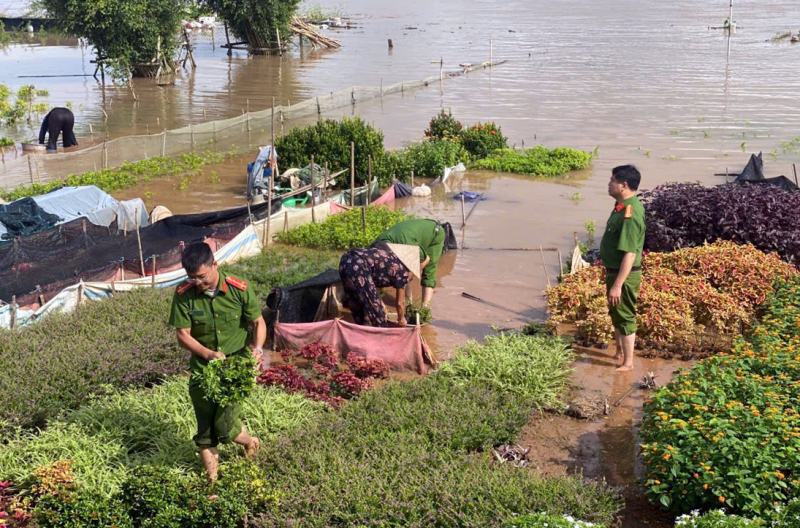 CBCS Công an tỉnh Ninh Bình “Vì nước quên thân, vì dân phục vụ” ứng phó với cơn bão số 10 -0