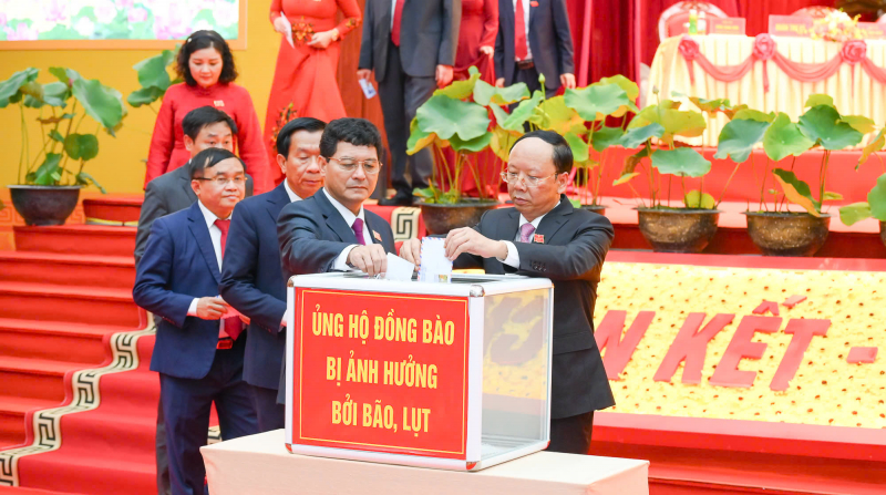 Đại biểu Đại hội Đảng bộ Nghệ An ủng hộ gần 350 triệu đồng hỗ trợ đồng bào vùng bão lũ -1
