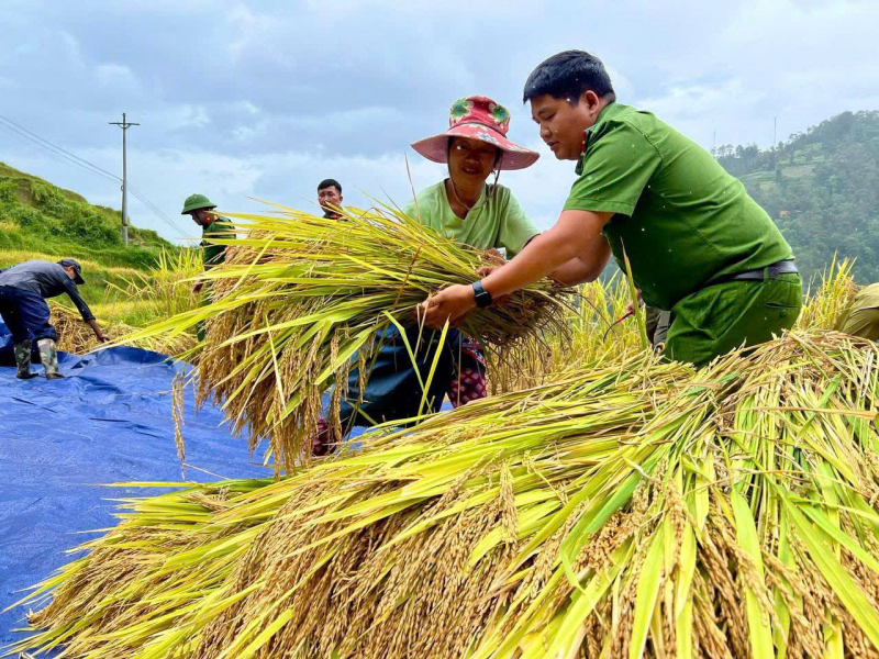Công an xã biên giới Thàng Tín: Điểm tựa tin cậy cùng nhân dân chống bão lũ -0