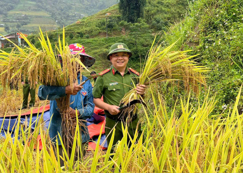 Công an xã biên giới Thàng Tín: Điểm tựa tin cậy cùng nhân dân chống bão lũ -3