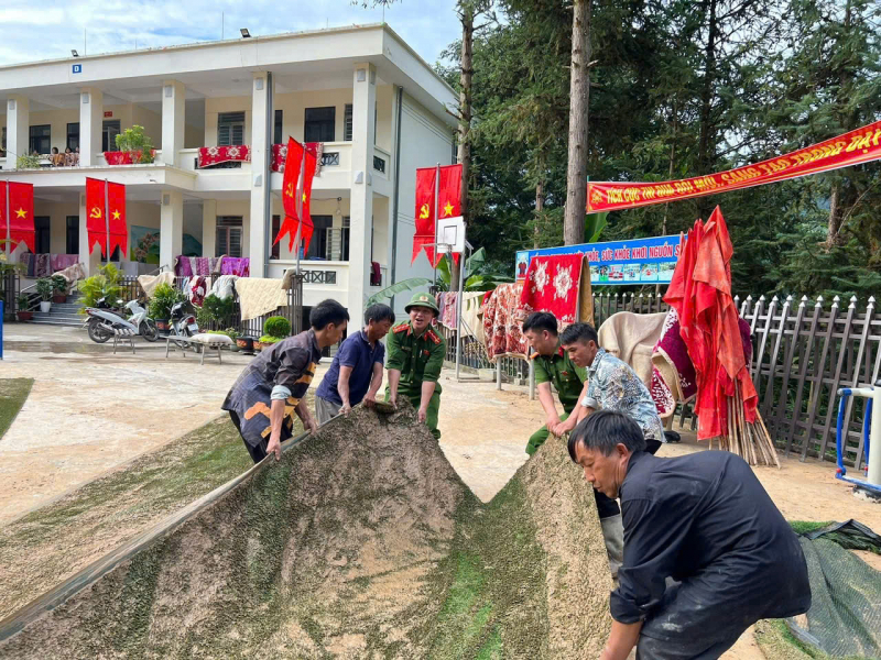 Công an xã biên giới Thàng Tín: Điểm tựa tin cậy cùng nhân dân chống bão lũ -4