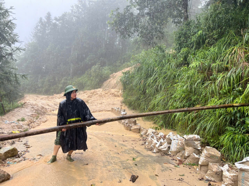 Công an xã biên giới Thàng Tín: Điểm tựa tin cậy cùng nhân dân chống bão lũ -6