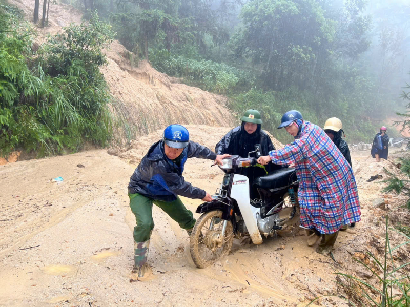 Công an xã biên giới Thàng Tín: Điểm tựa tin cậy cùng nhân dân chống bão lũ -7