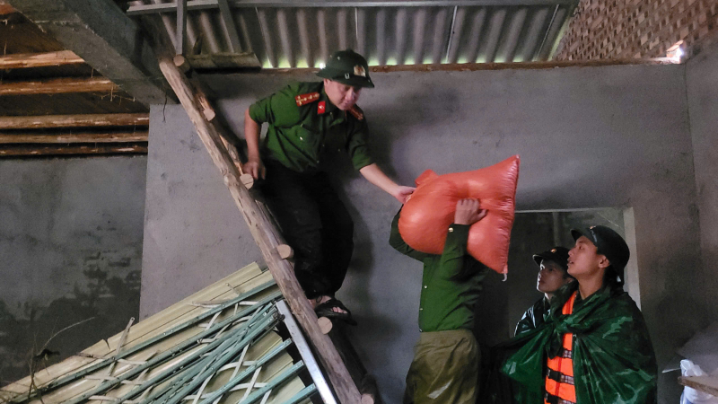 Công an xã biên giới Thàng Tín: Điểm tựa tin cậy cùng nhân dân chống bão lũ -8