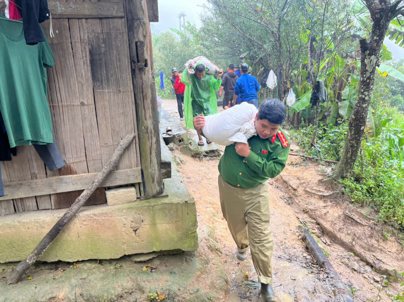 Công an xã biên giới Thàng Tín: Điểm tựa tin cậy cùng nhân dân chống bão lũ -0