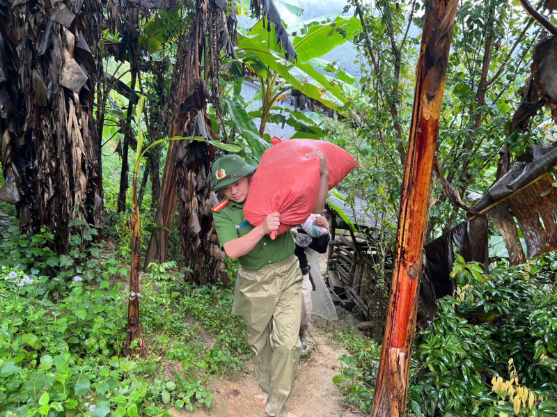 Công an xã biên giới Thàng Tín: Điểm tựa tin cậy cùng nhân dân chống bão lũ -1