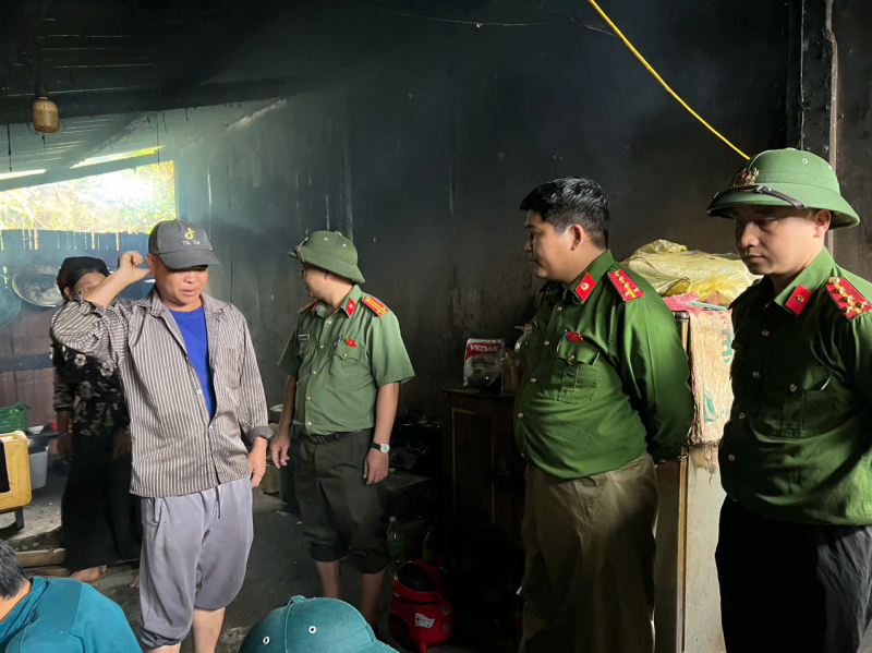 Công an xã biên giới Thàng Tín: Điểm tựa tin cậy cùng nhân dân chống bão lũ -2