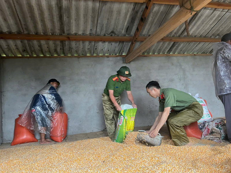 Công an xã biên giới Thàng Tín: Điểm tựa tin cậy cùng nhân dân chống bão lũ -3