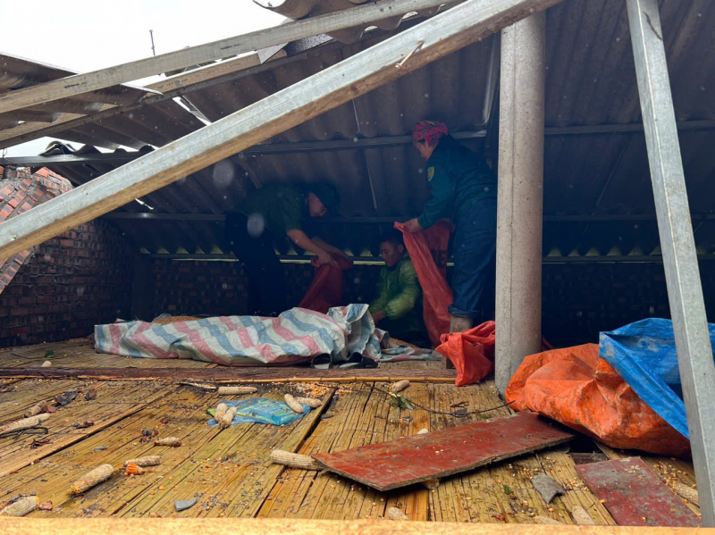 Công an xã biên giới Thàng Tín: Điểm tựa tin cậy cùng nhân dân chống bão lũ -9