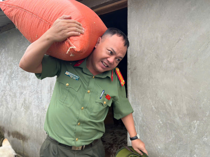 Công an xã biên giới Thàng Tín: Điểm tựa tin cậy cùng nhân dân chống bão lũ -4