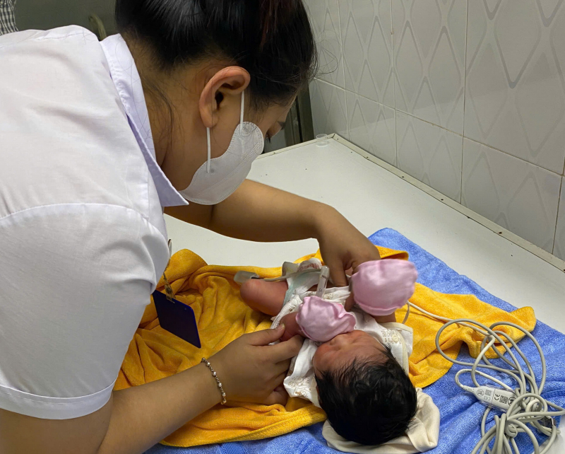 Công an phường Ninh Hòa kịp thời giải cứu bé gái sơ sinh bị bỏ rơi -0