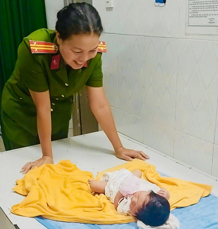Công an phường Ninh Hòa kịp thời giải cứu bé gái sơ sinh bị bỏ rơi -0