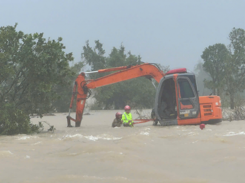 Cảnh sát giao thông Thanh Hoá cứu sống 3 người đàn ông bị lũ cuốn trôi -0