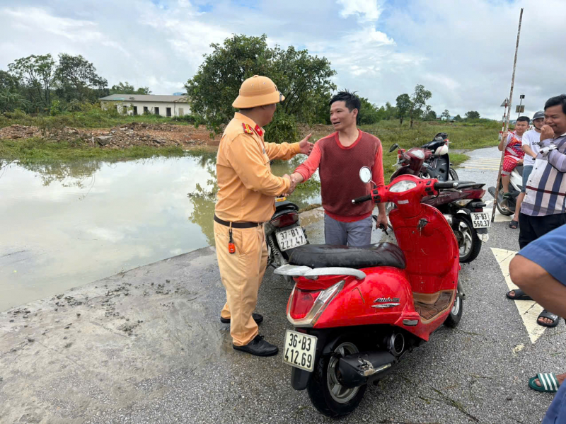 Cảnh sát giao thông Thanh Hoá cứu sống 3 người đàn ông bị lũ cuốn trôi -0