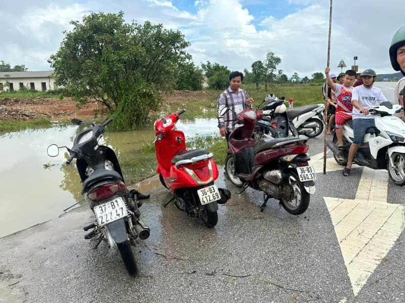 Cảnh sát giao thông Thanh Hoá cứu sống 3 người đàn ông bị lũ cuốn trôi -0