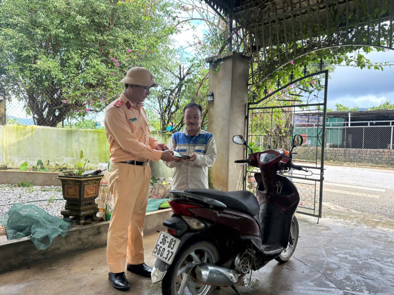 Cảnh sát giao thông Thanh Hoá cứu sống 3 người đàn ông bị lũ cuốn trôi -0