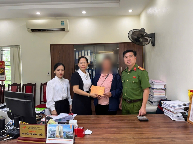 Công an xã phối hợp kịp thời ngăn chặn người phụ nữ chuyển tiền cho người yêu Việt kiều -0