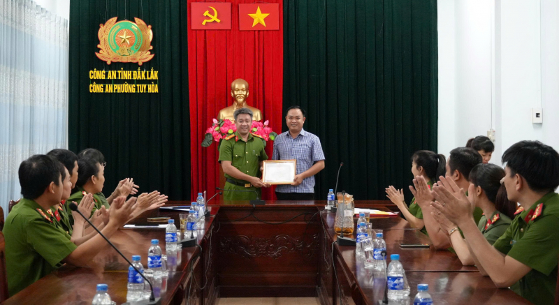 ប្រធានសហករណ៍រកឃើញគំនរលុយហើយសុំឱ្យសមត្ថកិច្ចរកអ្នកទម្លាក់មកវិញទើបយកមកវិញ -0